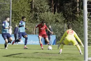 In aussichtsreicher Schussposition: FCK-U19-Spieler Dario Tuttobene (im roten Trikot) kann aber den Kölner Torwart Timo Schmitz