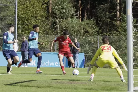 In aussichtsreicher Schussposition: FCK-U19-Spieler Dario Tuttobene (im roten Trikot) kann aber den Kölner Torwart Timo Schmitz 