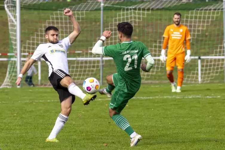 Luca Pompeo (VfR, rechts) im Zweikampf mit Kandels Lirim Mustafa.