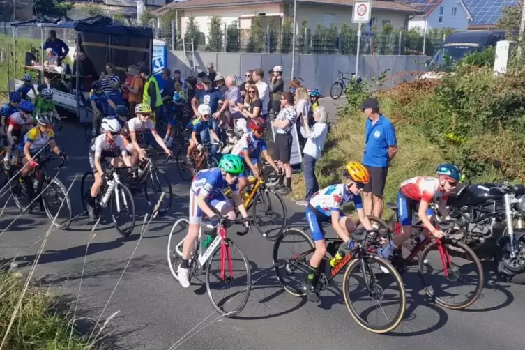 Raphael Ollig (vorne links im blauen Trikot) nach dem Start des Rennens in Ronneburg. 