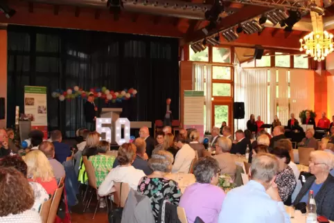 Wortgottesfeier: Besucher hören den Pfarrern und dem Chor „Kreuz und Quer“ zu. 