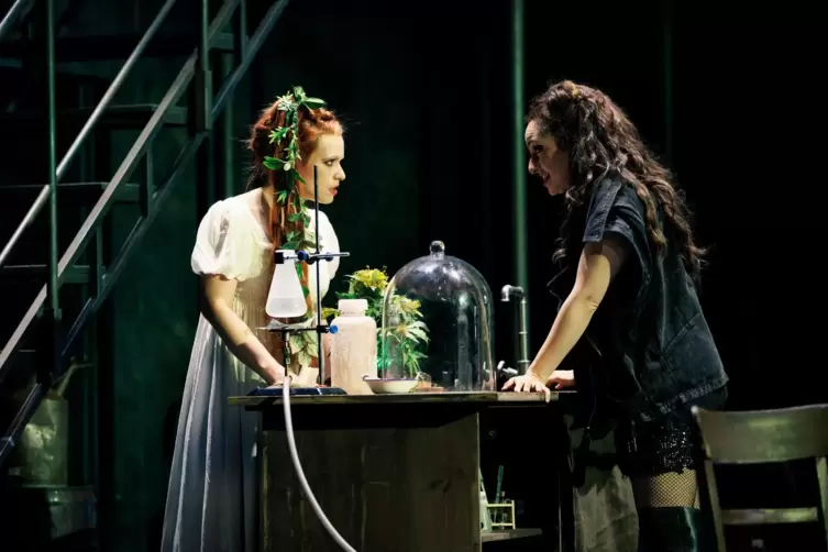 Sind sich Feind: Avis (Ralitsa Ralinova, rechts) und ihre junge Stiefmutter Thirza (Dorothea Spilger) in „The Wreckers“ am Badis