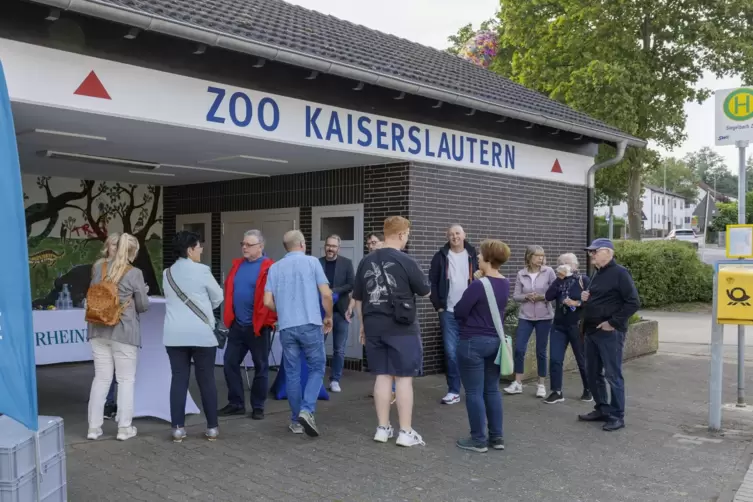 In dem Wartehäuschen gibt es eine Toiletten-Anlage. Warum diese nicht öffentlich zugänglich ist, fragten sich nicht nur Besucher