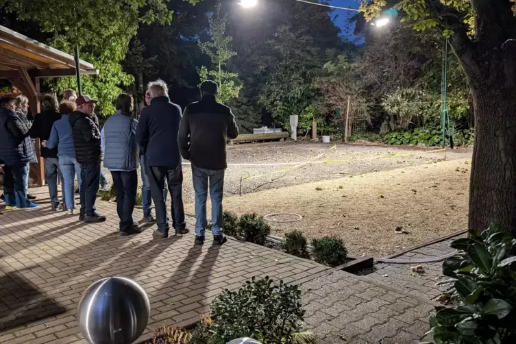 Gute Sicht auch in der Nacht: Die erneuerte Boule-Anlage in Gönnheim in hellem Licht. 