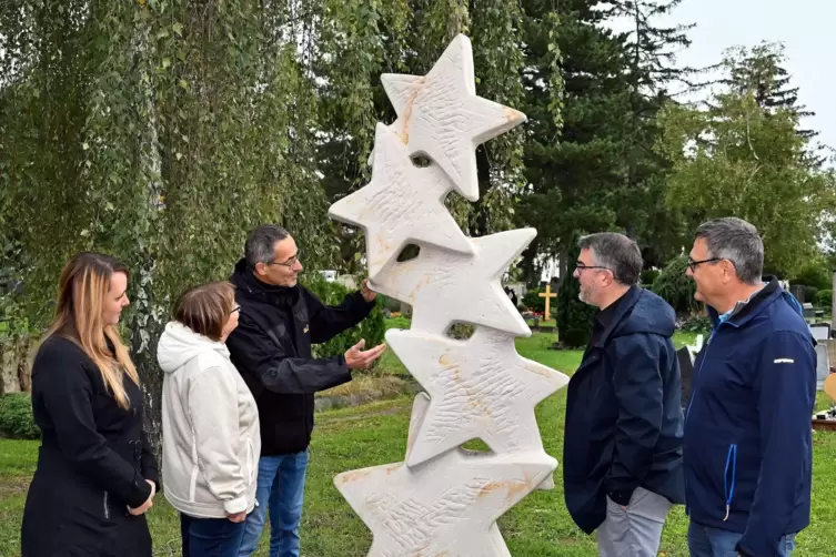 Bei der Einweihung der Stele: (von llinks) Ines Sassenberg, Vera und Bernhard Mathäss, OB Marc Weigel und Michael Fuhrer.