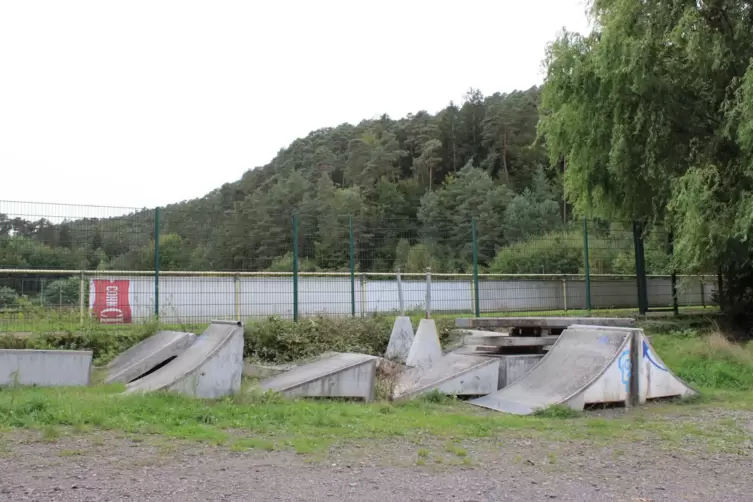 Vor dem Sportplatz des FC Dahn liegen bereits die Teile für den neuen Skatepark. 