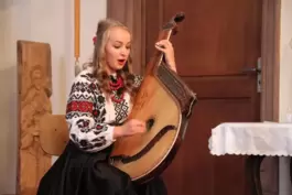 Mariia Korchak an der Bandura.