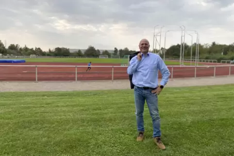 Schöne Erinnerungen an Stunden voller sportlicher Qualen hat Frank Pfannebecker, wenn er an der Laufbahn im Mutterstadter Sportp