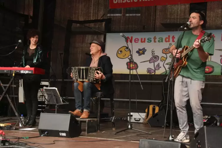 Das elsässische Trio „Rose Babylone“ animierte mit seiner Musik zum Tanzen.