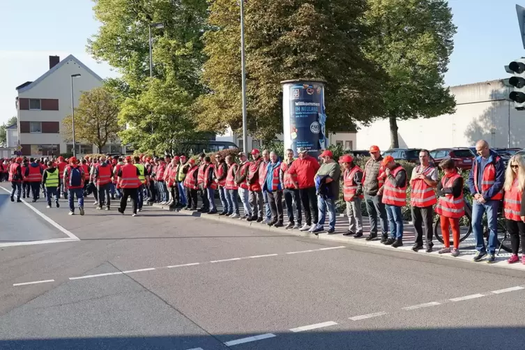 Seit 5. September wird bei Tadano gestreikt, hier mit einer Menschenkette von der Dinglerstraße bis zum Rathaus am elften Streik