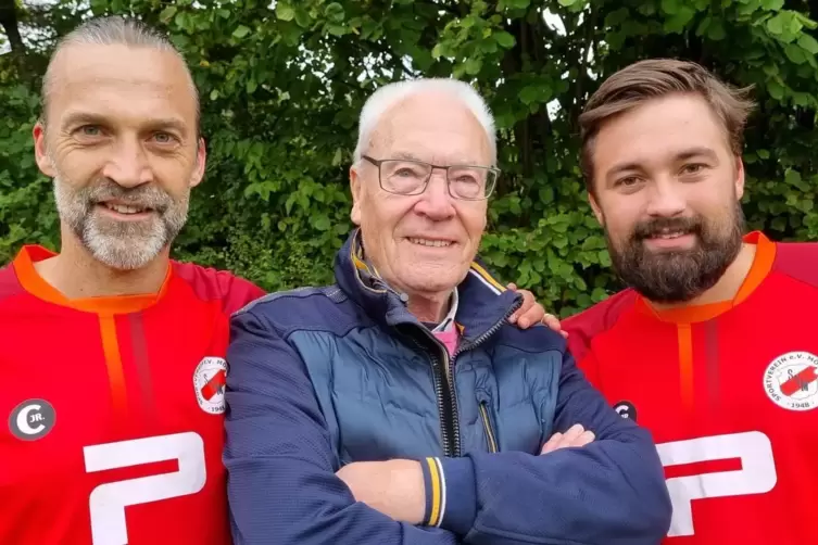 Fußballtradition beim SV Mölschbach: (von links) Christoph Dengel, sein Vater Pirmin und sein Sohn Niklas. 