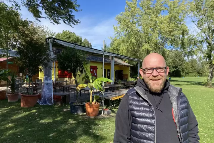 Bananenpflanzen im Topf und Markisen für schlechtes Wetter: Michael Galambos vor seinem Kleinod.