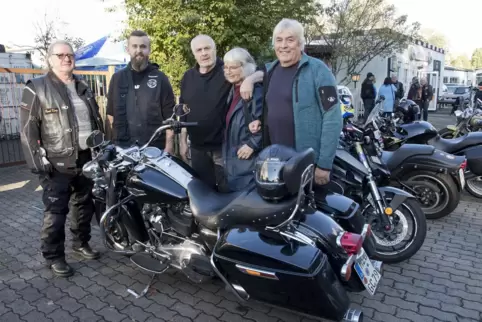 Wiedersehensfreude (von links): Gerald Kaufmann, Marcus Leiner, Dietmar Szameit, Dorothee Leiner und Dieter Wiehn.