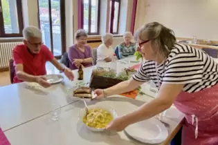 Der Mittagstisch findet einmal im Monat statt. Hier serviert Ruth Weber den Hauptgang.