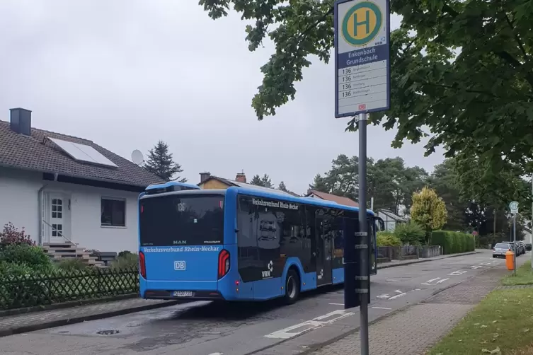 Oft kommen die Busse mit der Liniennummer 136 zu spät an der Josef-Guggenmos-Grundschule in Enkenbach an.