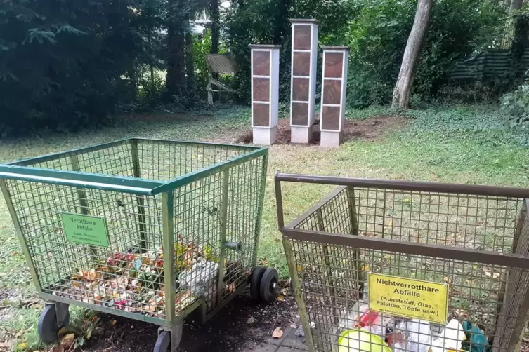 Das macht noch nichts her: Die beiden Container für verottbare und nichtverrottbare Abfälle vor den Urnen-Stelen auf dem Fehrbac