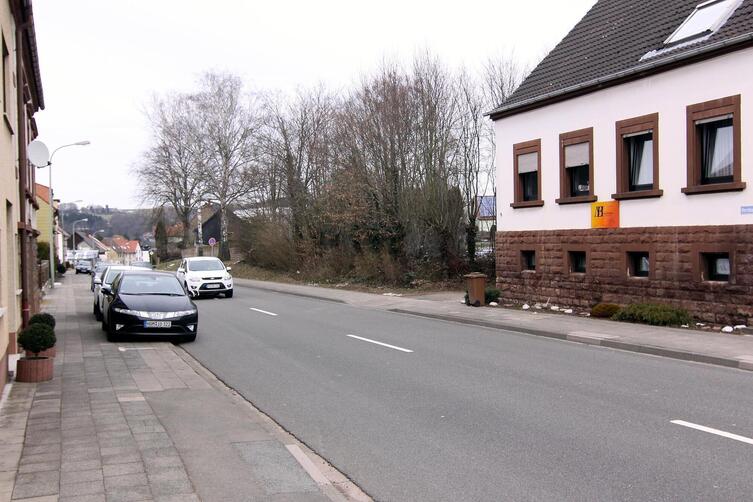 Die Rimschweilerer Ortsdurchfahrt. Nach rechts geht’s Richtung Althornbach.