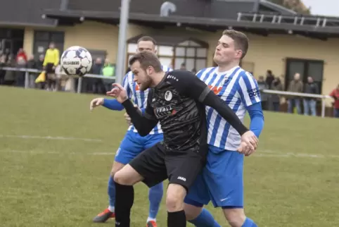 Der Abwehrspezialist in Aktion: Marcus Schunk (vorne), hier noch im Trikot des TuS Steinbach. 