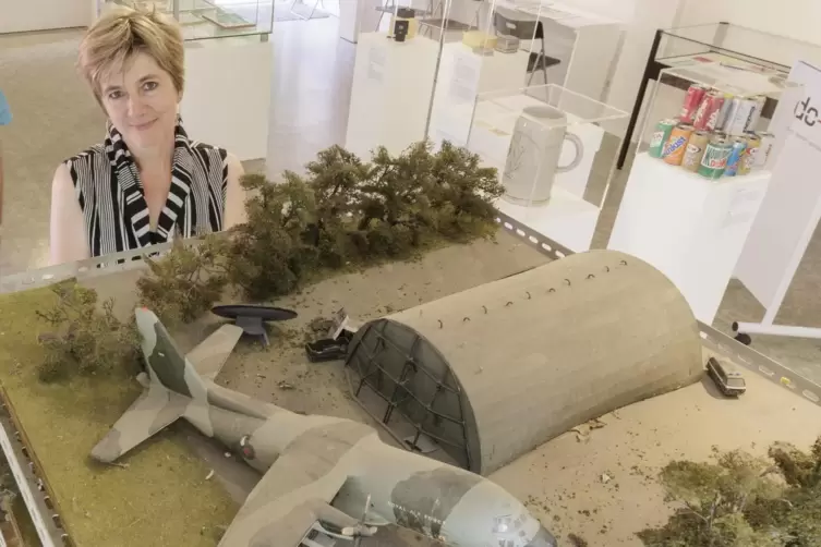 Ausstellungsmacherin Claudia Groß vor einem Air-Base-Modell, das im DCR zu sehen ist. 