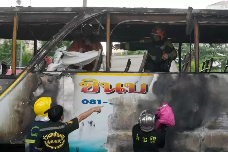 Thailand - Schulbus gerät in Brand