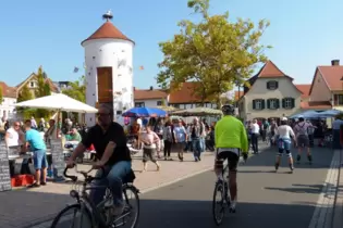 Autofreies Eistal: Es geht auch vorbei am Storchenturm in Eisenberg.