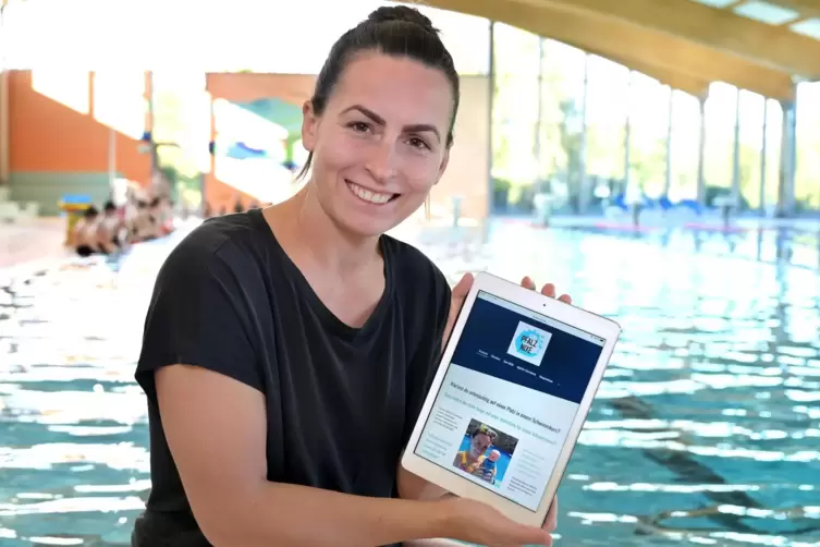 Vermittelt Eltern online Tipps zum Schwimmenlernen mit Kindern: Ines Lause-Hassel, die im Internet unter dem Namen Pfalznixe auf