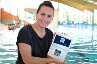 Vermittelt Eltern online Tipps zum Schwimmenlernen mit Kindern: Ines Lause-Hassel, die im Internet unter dem Namen Pfalznixe auf