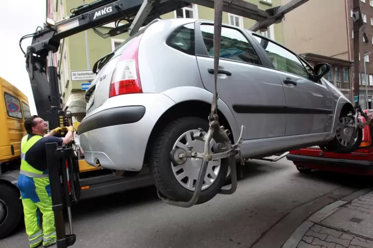 Wer länger falsch parkt, muss damit rechnen, dass sein Auto versetzt, oder gar abgeschleppt wird. Autos, die in der Verbandsgeme