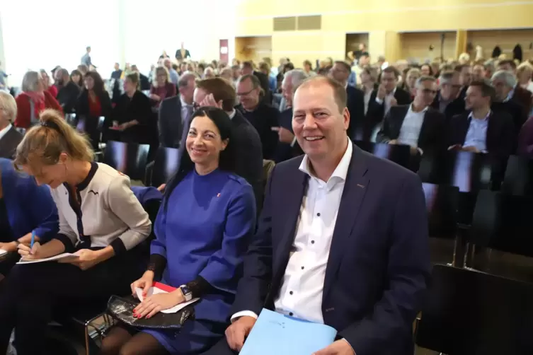 Malte Drescher im Audimax, neben ihm Anja Pfeiffer Beigeordnete der Stadt Kaiserslautern, und Katharina Heil vom Wissenschaftsmi