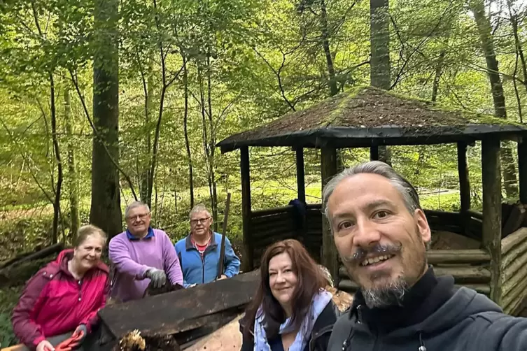 Von links Iris Tilian, Ortsvorsteher Karl Schuberth, Ulrich Fremgen, Michaela Lohel und Pascal Conigliaro bringen die Schutzhütt