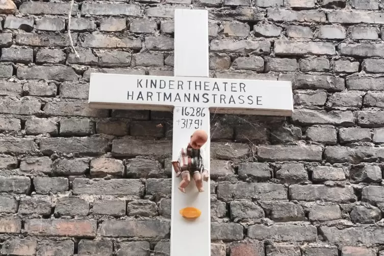 Die Puppe wurde nachträglich im Rahmen einer Performance an das Kreuz gehängt.