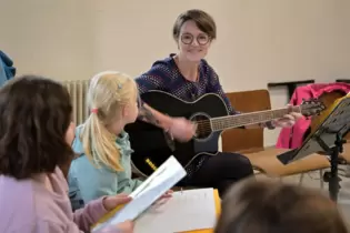 Mit Musik geht alles besser: Chorleiterin Saskia Burjack liebt es, mit den Kindern zu spielen und zu singen.