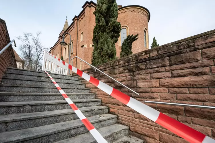 Unbekannte haben die Treppe von der Kirche in die Grabengasse mit Gewalt beschädigt.