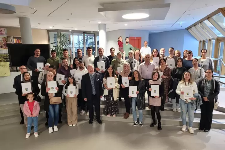 Neuen deutschen Staatsbürger mit dem bad Dürkheimer Landrat Hans-Ulrich Ihlenfeld (CDU). 