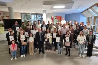 Neuen deutschen Staatsbürger mit dem bad Dürkheimer Landrat Hans-Ulrich Ihlenfeld (CDU).