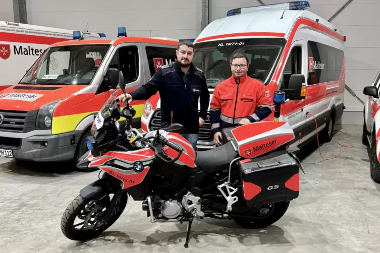 Nico Mück (links) und Maurice Hacker bilden am Malteser-Standort in Weilerbach die Motorradstaffel. 