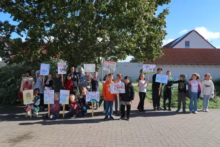 Mit Schildern prangern die Schüler der 4c der Pestalozzischule das Müllproblem rund um den Rewe-Markt an. 