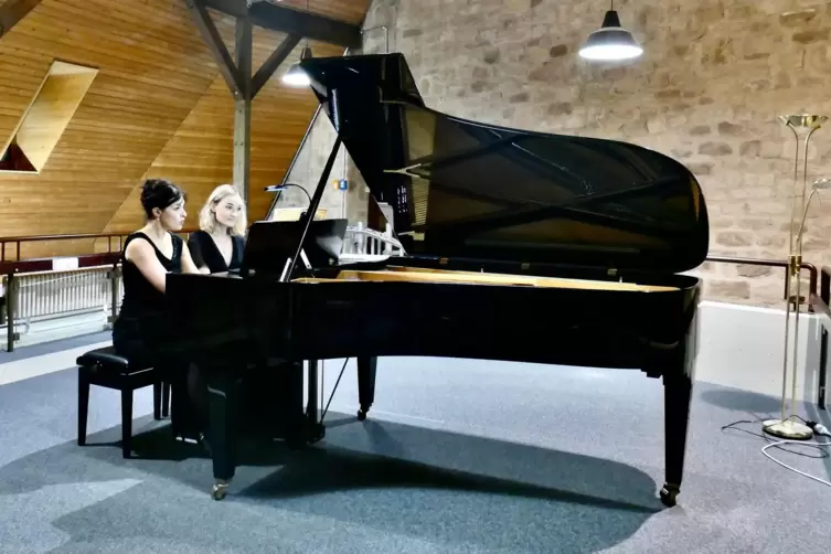 Die Konzertpianistinnen Sandra Urba und Anna Anstett präsentieren vierhändige Klaviertänze unter anderem von Brahms und Debussy.