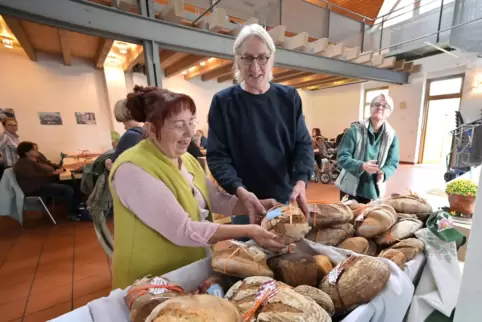 Bei der Broteversteigerung werden verschiedene Brotsorten präsentiert und versteigert.