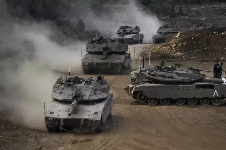 Israelische Panzer in einem sogenannten Bereitstellungsraum im Norden Israels nahe der israelisch-libanesischen Grenze.