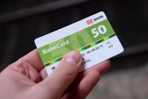 Einige Zeit waren die Bahncards grün, zuletzt rot, nun gibt es überhaupt keine physischen Karten mehr, sondern man braucht ein d