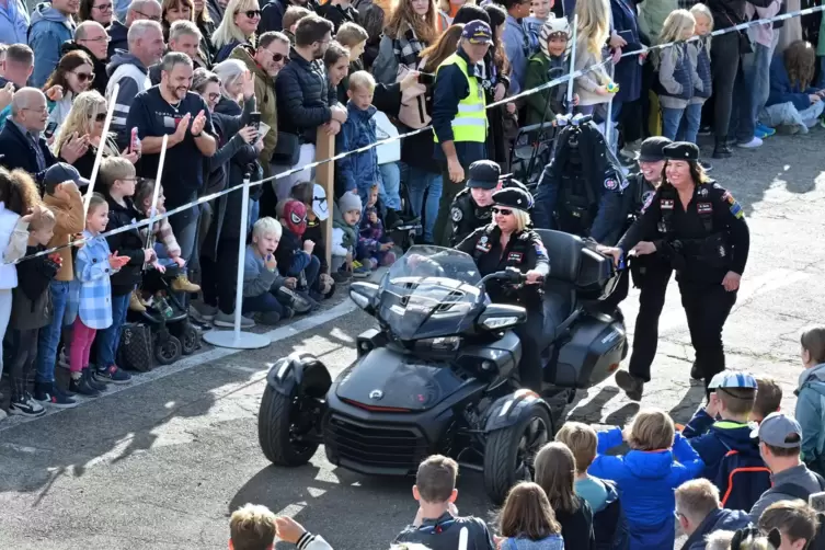  Technischer Defekt an einem Fahrzeug bei der Cosplay-Parade.