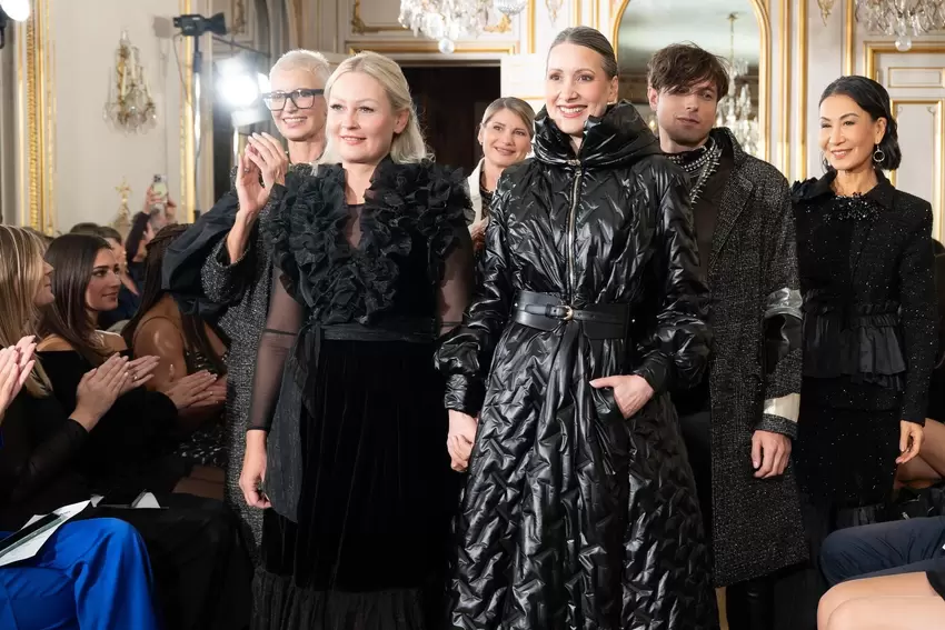 Designerin Jona Hoffmann (links) und Karin Wadle bei der Modenschau im Hotel La Maison Champs Elysées.