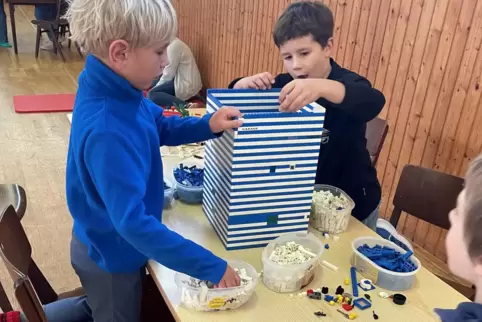 Kleine Konstrukteure bauen eine große Stadtlandschaft: Legotage der Tiefenthaler Deiwelsweber. 