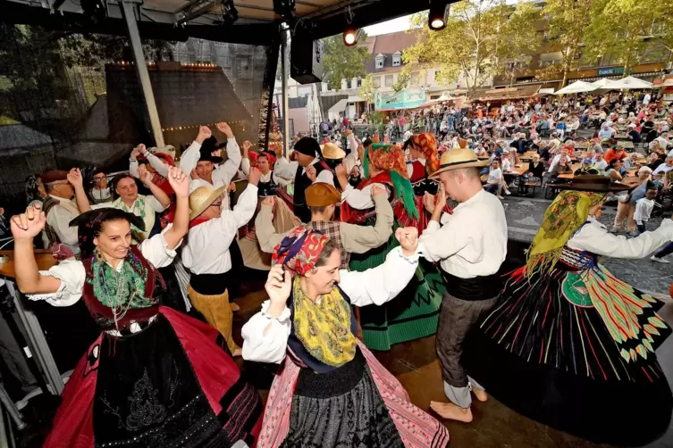 Internationale Tänze sind auf der Bühne auf dem Rathausplatz zu sehen. 