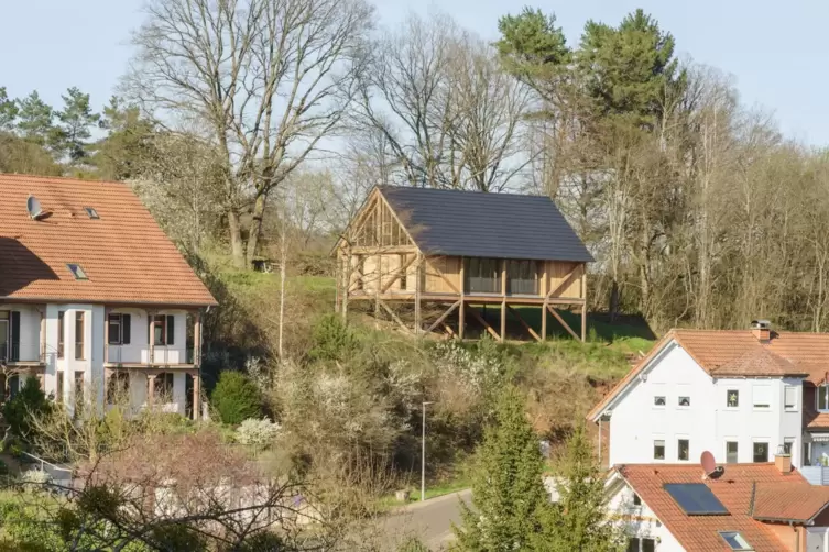 Von Weitem steht das Erlenbacher Haus wie schwebend am Steilhang. 