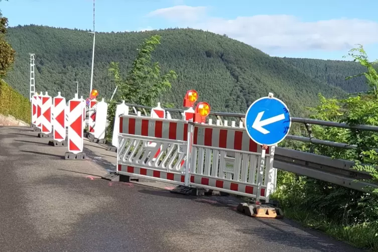 Wegen der Sperrung gilt ein Lkw-Fahrverbot.