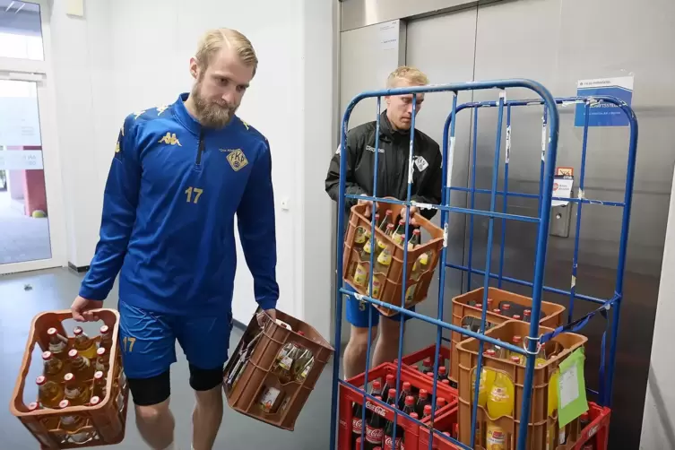 Wenn der Aufzug im Framas-Stadion defekt ist, tragen beim FKP auch mal Erstmannschaftscracks wie Manuel Grünnagel (links, 162 Re