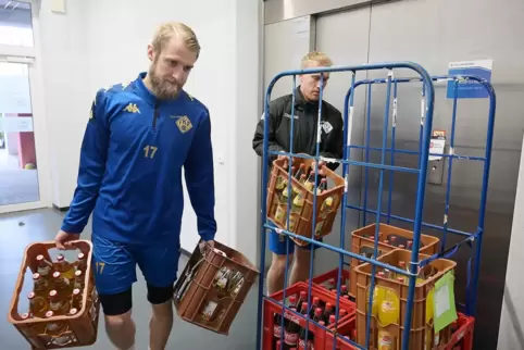 Wenn der Aufzug im Framas-Stadion defekt ist, tragen beim FKP auch mal Erstmannschaftscracks wie Manuel Grünnagel (links, 162 Re