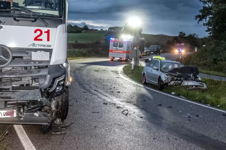 Das Auto prallte an der Anschlussstelle Göllheim frontal gegen den Lastwagen.